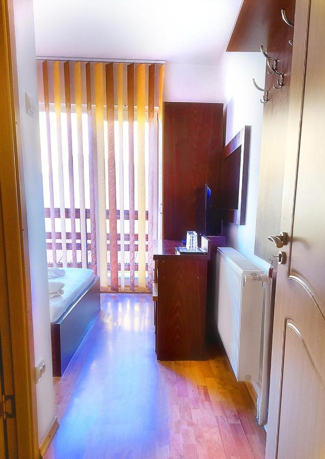 Hotel Floare De Colt Petroszany Zewnętrze zdjęcie