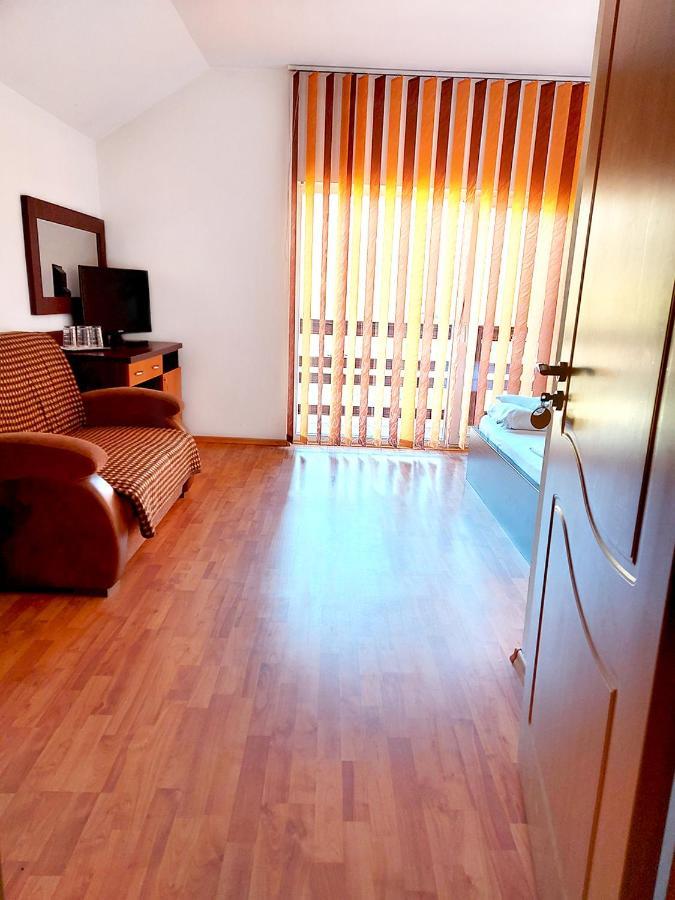 Hotel Floare De Colt Petroszany Zewnętrze zdjęcie